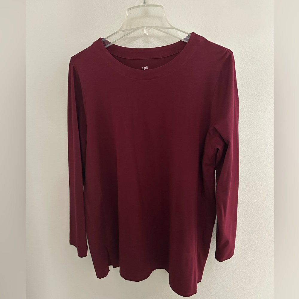 J Jill size LP burgundy tunic has forward seams with bottom slits, ex cond